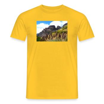 Mountains on Madeira - Männer T-Shirt - Gelb - Vorne - AI Model Male 178 dark (178cm)