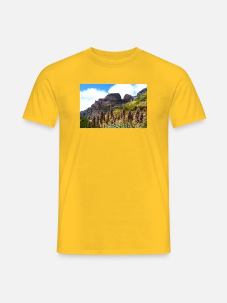 Mountains on Madeira - Männer T-Shirt - Gelb