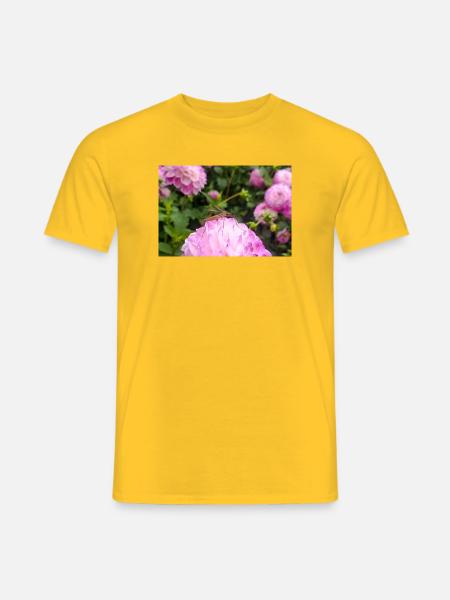 Rosa Dahlie mit Schnake – Makro Naturfotografie - Männer T-Shirt - Gelb