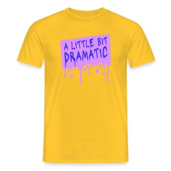 A Little Bit Dramatic Drama Queen Spruch Logo Text - Männer T-Shirt - Gelb - Vorne - AI Model Male 178 dark (178cm)
