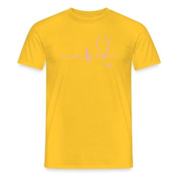Lavender Caked Up Script - Männer T-Shirt - Gelb - Vorne - AI Model Male 178 dark (178cm)