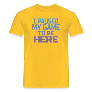 Ich habe mein Spiel, um hier zu sein, Gamer-Geschenk pausiert - Männer T-Shirt - Gelb - Vorne - AI Model Male 178 dark (178cm)