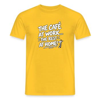 Café bei der Arbeit, Ruhe zu Hause - Männer T-Shirt - Gelb - Vorne - AI Model Male 178 dark (178cm)