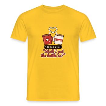 Du hattest mich bei 'Soll ich den Wasserkocher anstellen?' - Männer T-Shirt - Gelb - Vorne - AI Model Male 178 dark (178cm)