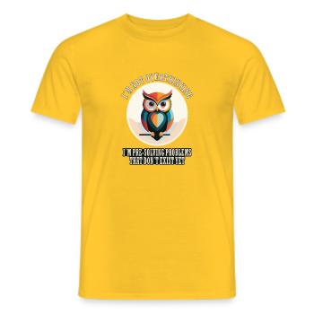 I’m Not Overthinking – Eule - Männer T-Shirt - Gelb - Vorne - AI Model Male 178 dark (178cm)