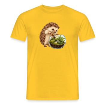 Igel baut ein Moos-Terrarium - Männer T-Shirt - Gelb - Vorne - AI Model Male 178 dark (178cm)