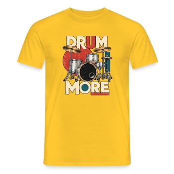 DRUM MORE - Drumset - Männer T-Shirt - Gelb - Vorne - AI Model Male 178 dark (178cm)