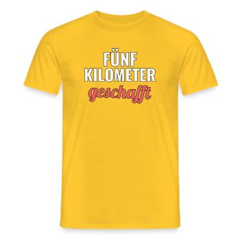 Erster Fünf Kilometer Lauf Geschenkidee - Männer T-Shirt - Gelb - Vorne - AI Model Male 178 dark (178cm)