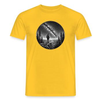 Nachtwanderer unter Milchstraße - Männer T-Shirt - Gelb - Vorne - AI Model Male 178 dark (178cm)