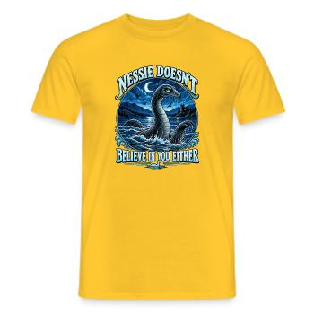  Nessie Doesn't Believe In You Either Loch Ness - Männer T-Shirt - Gelb - Vorne - AI Model Male 178 dark (178cm)