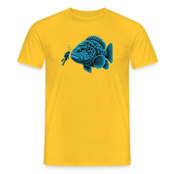 Giant Grouper Fish Booping a Scuba Diver - Männer T-Shirt - Gelb - Vorne - AI Model Male 178 dark (178cm)