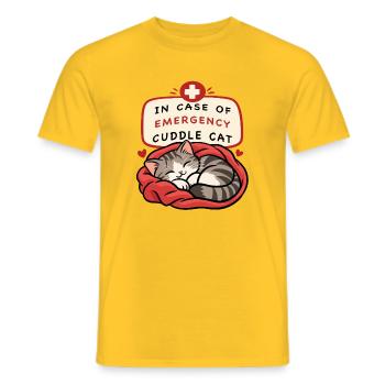 Notfall-Kuschelkatze - Männer T-Shirt - Gelb - Vorne - AI Model Male 178 dark (178cm)