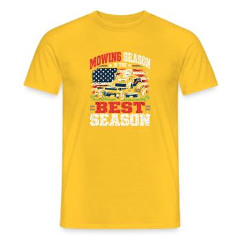 Mowing Season Zero Turn Rasenmäher USA Flagge - Männer T-Shirt - Gelb - Vorne - AI Model Male 178 dark (178cm)