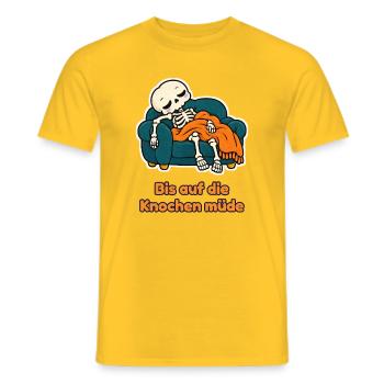 Bis auf die Knochen müde – Skelett auf dem Sofa - Männer T-Shirt - Gelb - Vorne - AI Model Male 178 dark (178cm)