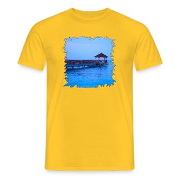 Azurblauer Pier am Meer bei Bayahibe - Männer T-Shirt - Gelb - Vorne - AI Model Male 178 dark (178cm)