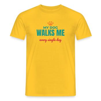 Mein Hund geht täglich mit mir spazieren - Männer T-Shirt - Gelb - Vorne - AI Model Male 178 dark (178cm)