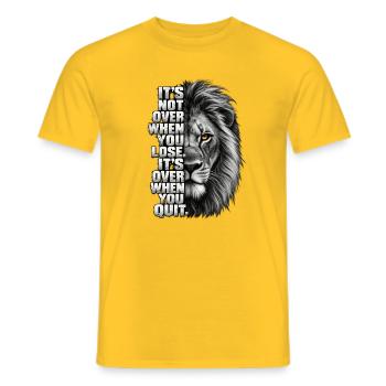 Löwenentschlossenheit: Gib niemals auf - Männer T-Shirt - Gelb - Vorne - AI Model Male 178 dark (178cm)