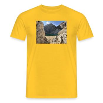 Felsiger Bergsee im Sonnenlicht - Männer T-Shirt - Gelb - Vorne - AI Model Male 178 dark (178cm)
