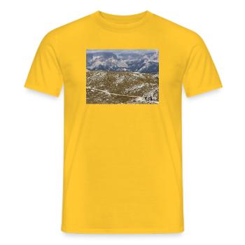 Alpenpfad durch Felslandschaft - Männer T-Shirt - Gelb - Vorne - AI Model Male 178 dark (178cm)