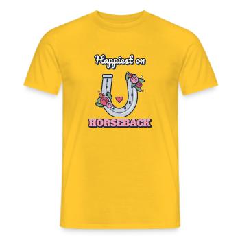 Am glücklichsten zu Pferd - Männer T-Shirt - Gelb - Vorne - AI Model Male 178 dark (178cm)