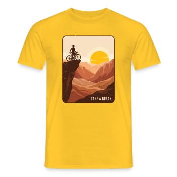 Mach eine Pause beim Radfahren Sunset Mountain Adventure Tee - Männer T-Shirt - Gelb - Vorne - AI Model Male 178 dark (178cm)