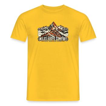 Miles Above Comfort – Alpine Trailrunning - Männer T-Shirt - Gelb - Vorne - AI Model Male 178 dark (178cm)