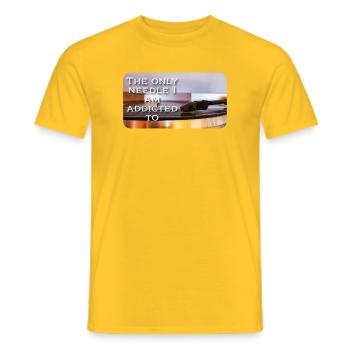 The only needle I am addicted to - Männer T-Shirt - Gelb - Vorne - AI Model Male 178 dark (178cm)
