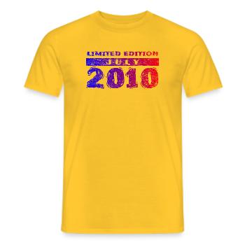 16e anniversaire Édition Limitée 07/2010 - T-shirt homme - jaune - Devant - AI Model Male 178 dark (178cm)