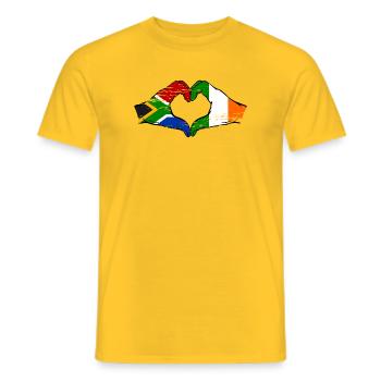 Afrique du Sud Drapeau Irlande mains forme de cœur utilisé - T-shirt homme - jaune - Devant - AI Model Male 178 dark (178cm)