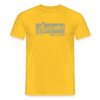 Génial depuis 2006 - T-shirt homme - jaune - Devant - AI Model Male 178 dark (178cm)