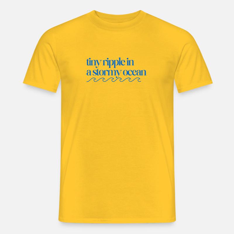Tiny ripple in a stormy ocean with waves - Männer T-Shirt - Gelb