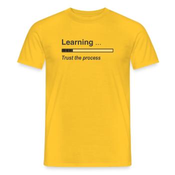 Ladeleiste lernen - Männer T-Shirt - Gelb - Vorne - AI Model Male 178 dark (178cm)