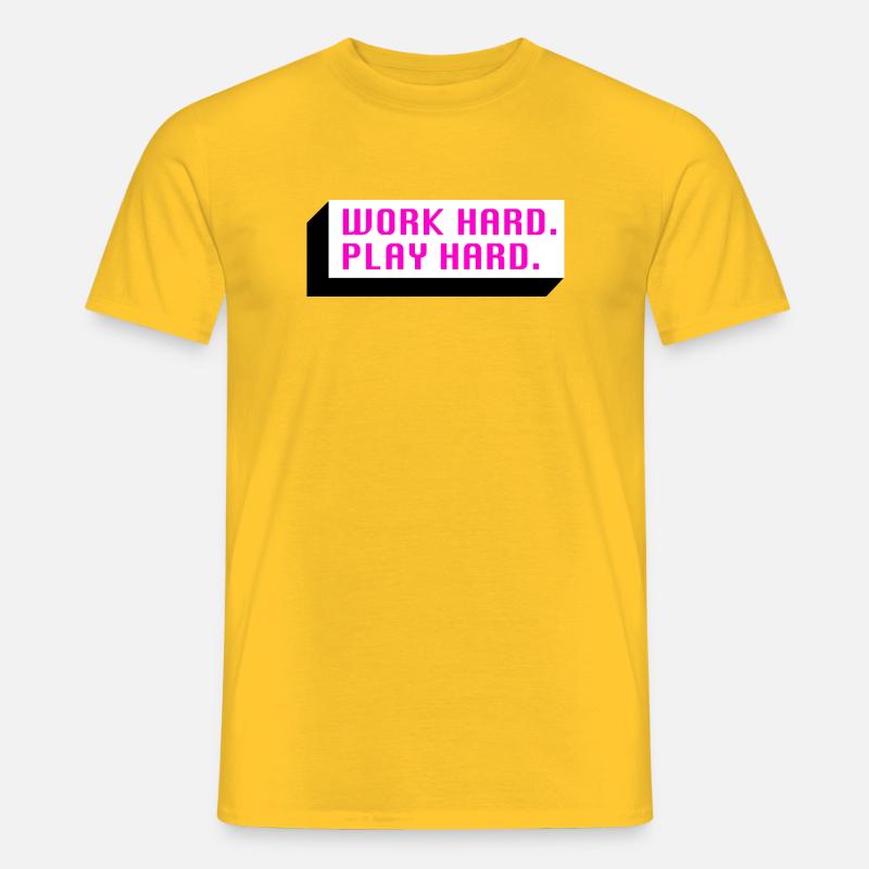 Work Hard. Play Hard. (Pink) - Männer T-Shirt - Gelb