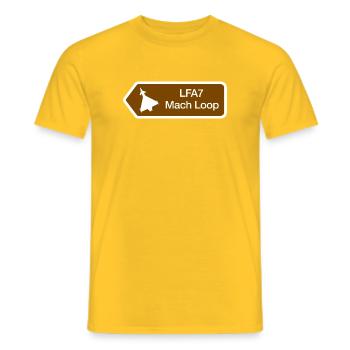 Tieffluggebiet 7 Straßenschild - Männer T-Shirt - Gelb - Vorne - AI Model Male 178 dark (178cm)