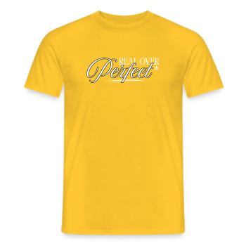 Die Realität übertrifft die Vollkommenheit - Männer T-Shirt - Gelb - Vorne - AI Model Male 178 dark (178cm)