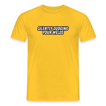 JDM-Aufkleber – Stillschweigend deine Schweißnähte beurteilen - Männer T-Shirt - Gelb - Vorne - AI Model Male 178 dark (178cm)