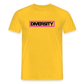 Typo Diversity Kontur 2C - Männer T-Shirt - Gelb - Vorne - AI Model Male 178 dark (178cm)