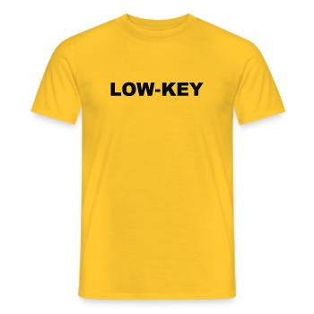 Zurückhaltende – entspannte flämische Atmosphäre - Männer T-Shirt - Gelb - Vorne - AI Model Male 178 dark (178cm)