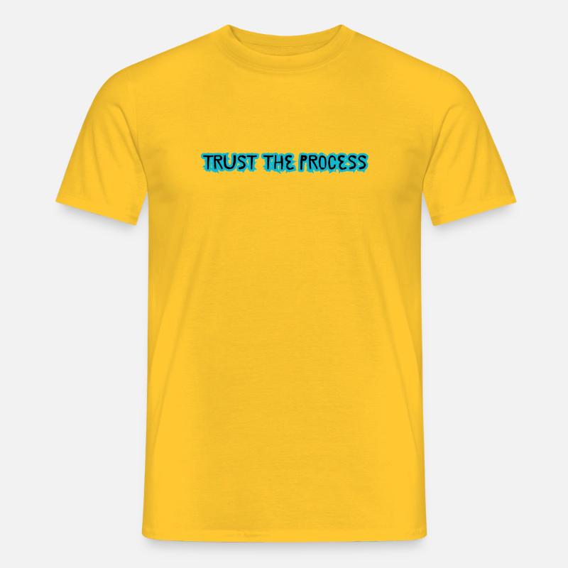TRUST THE PROCESS design - Männer T-Shirt - Gelb