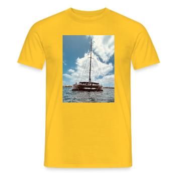 Catamaran à voile au-dessus de l’eau - T-shirt homme - jaune - Devant - AI Model Male 178 dark (178cm)