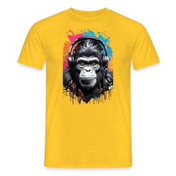 DJ Monkey: Musikmacher Affe mit Kopfhörer - Männer T-Shirt - Gelb - Vorne - AI Model Male 178 dark (178cm)