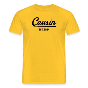 Cousin 2024 Cousins Baby Schwangerschaft Verkünden - Männer T-Shirt - Gelb - Vorne - AI Model Male 178 dark (178cm)