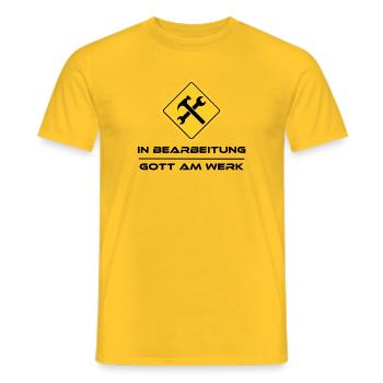 In Bearbeitung - Gott am Werk - Männer T-Shirt - Gelb - Vorne - AI Model Male 178 dark (178cm)