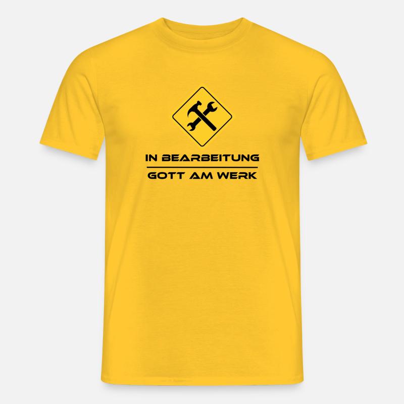 In Bearbeitung - Gott am Werk - Männer T-Shirt - Gelb