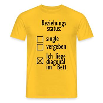 Beziehungsstatus single vergeben diagonal im Bett - Männer T-Shirt - Gelb - Vorne - AI Model Male 178 dark (178cm)