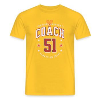 Tennis Coach Geburtstag 1951, Bester Trainer Shirt - Männer T-Shirt - Gelb - Vorne - AI Model Male 178 dark (178cm)