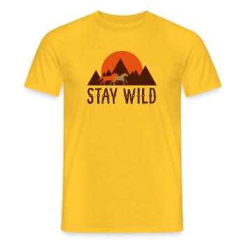 STAY WILD - Pferde vor Bergen und Sonnenuntergang - Männer T-Shirt - Gelb - Vorne - AI Model Male 178 dark (178cm)