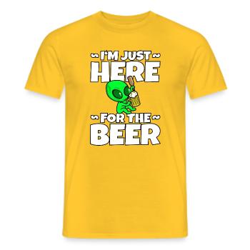 Alien Trinkt Bier I'm Just Here For The Beer - Männer T-Shirt - Gelb - Vorne - AI Model Male 178 dark (178cm)