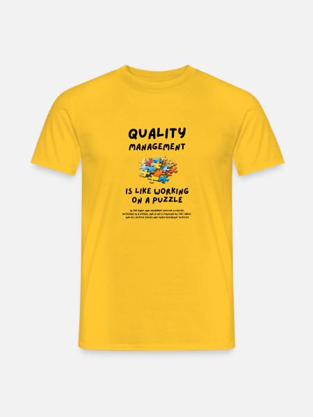 Qualitätsmanagement ist wie die Arbeit an einem Puzzle - Männer T-Shirt - Gelb