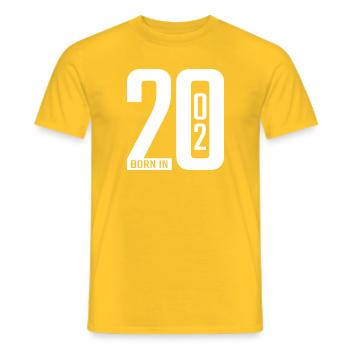 Born in 2002 white - Männer T-Shirt - Gelb - Vorne - AI Model Male 178 dark (178cm)